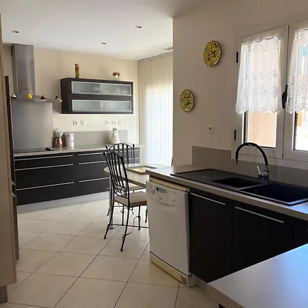 Avec Piscine A 6 Min Du Port Saint-cyprien Villa *